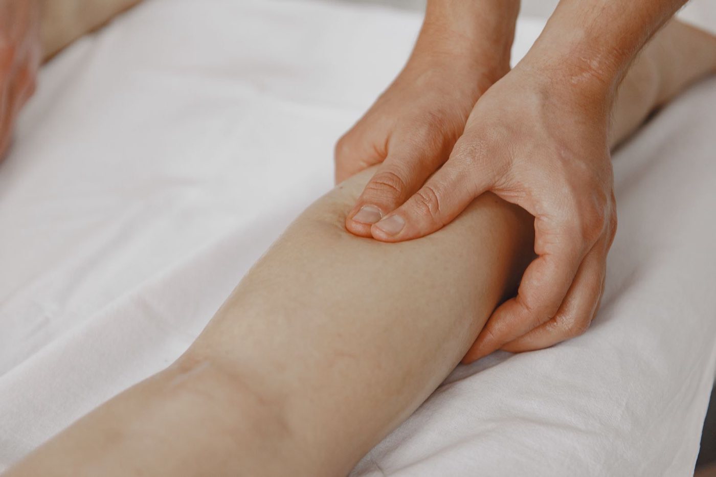 Massagem corporal em perna como parte de protocolo estético